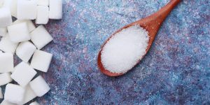 Comment remplacer le sucre raffiné par des alternatives plus saines dans les desserts ?